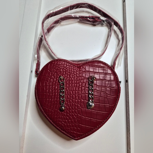unknown brand Handbags - Elegant Heart-Shaped Crossbody Bag in Red